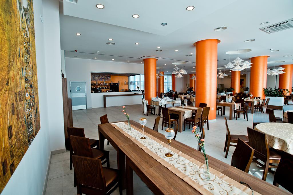 Hotel Europa Lubiń エクステリア 写真