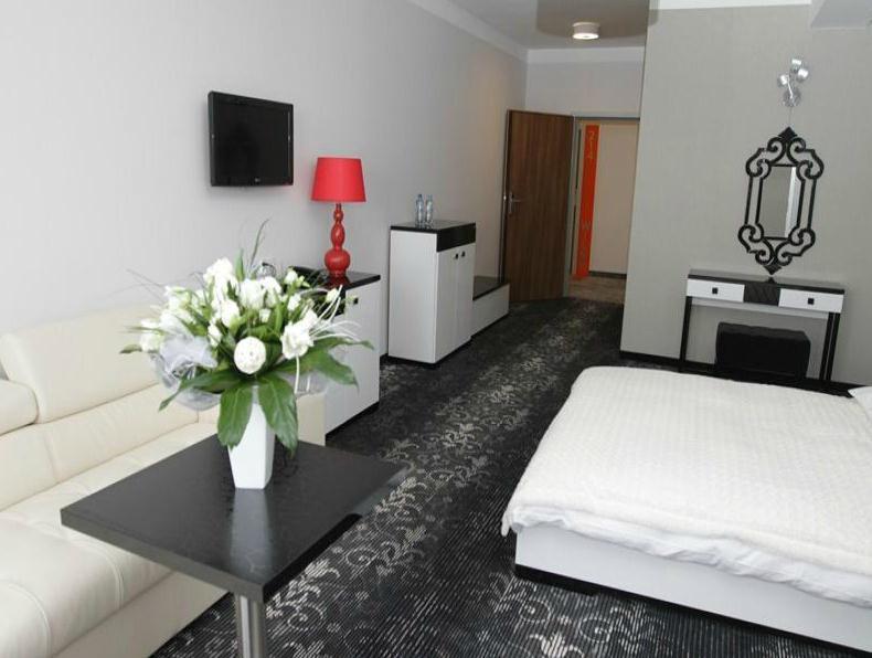 Hotel Europa Lubiń エクステリア 写真