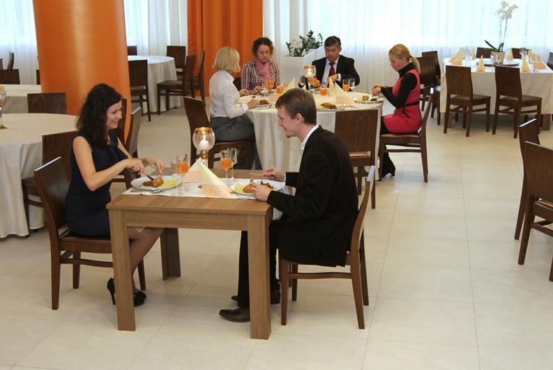 Hotel Europa Lubiń エクステリア 写真